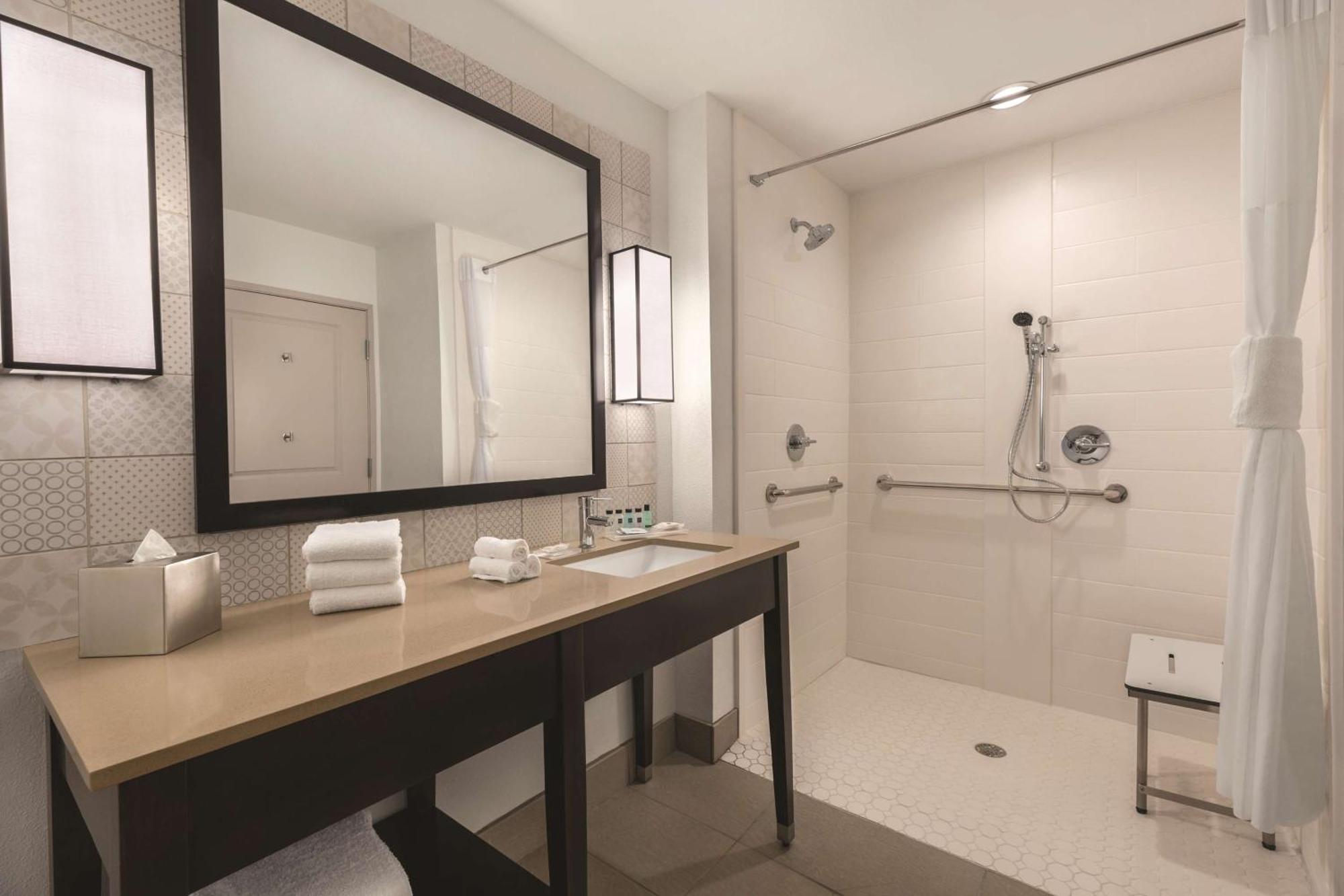 Queen Room Two Queen Beds Roll Shower Non-Smoking,1284774208:JPEG