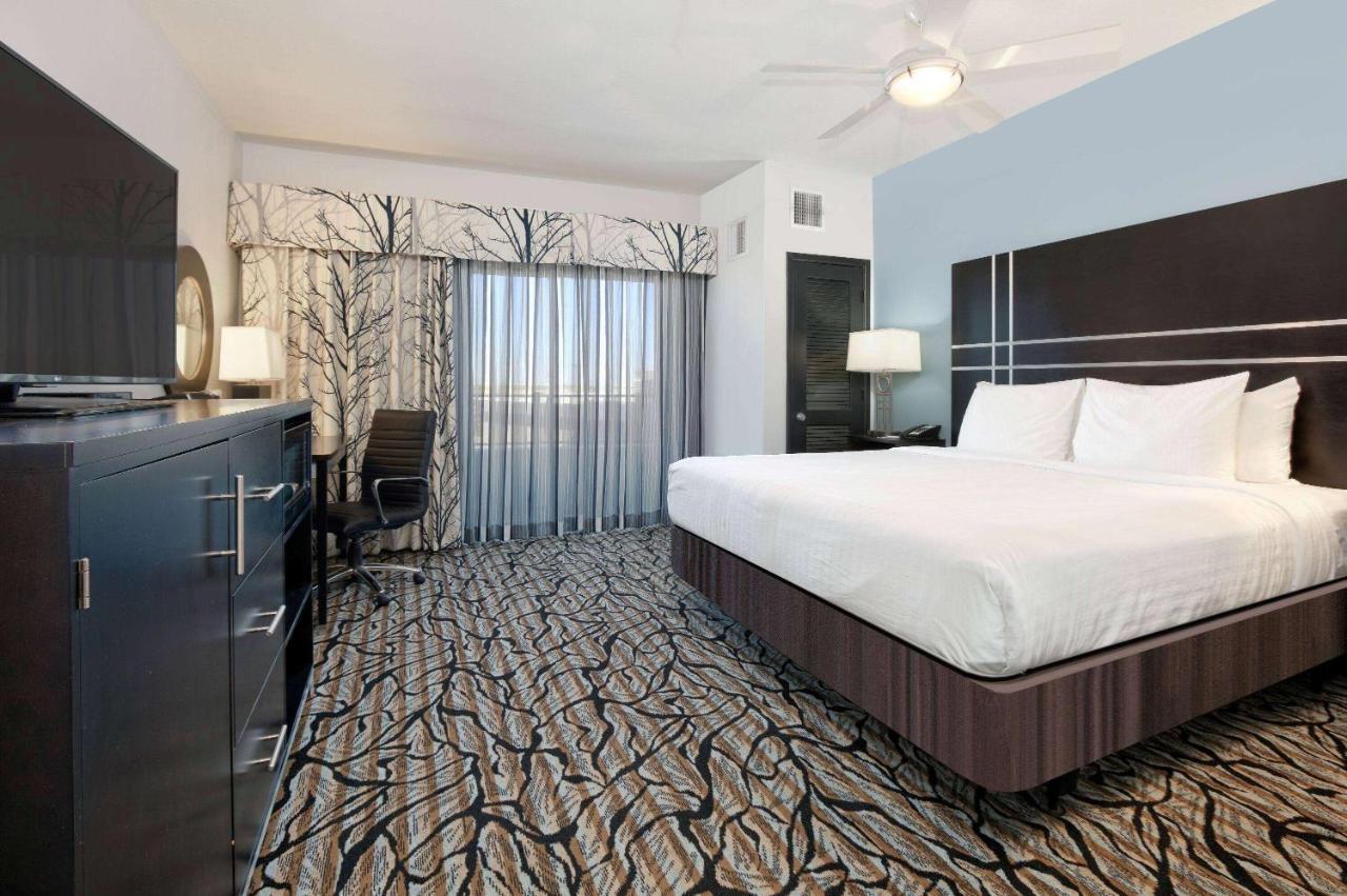 1 King Bed Deluxe Mobility or Hearing Accessible Room Roll--Shower Non-Smoking,1501102363:JPEG